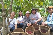 7.-women-teaching-women-in-coffee-ripe-only-picking.jpg