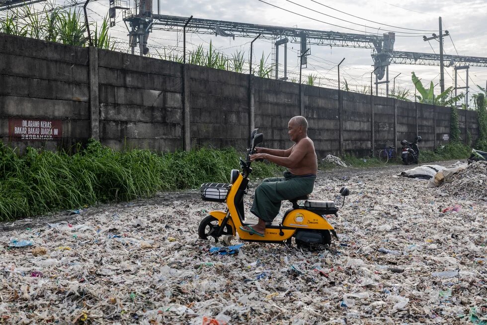 Plastic waste Indonesia 02