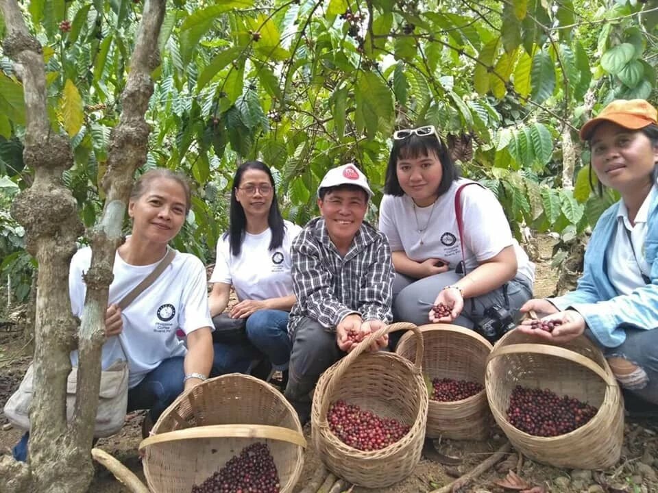 7.-women-teaching-women-in-coffee-ripe-only-picking.jpg