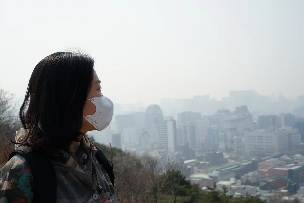 A women wearing a dust-proof mask in Seoul, South Korea