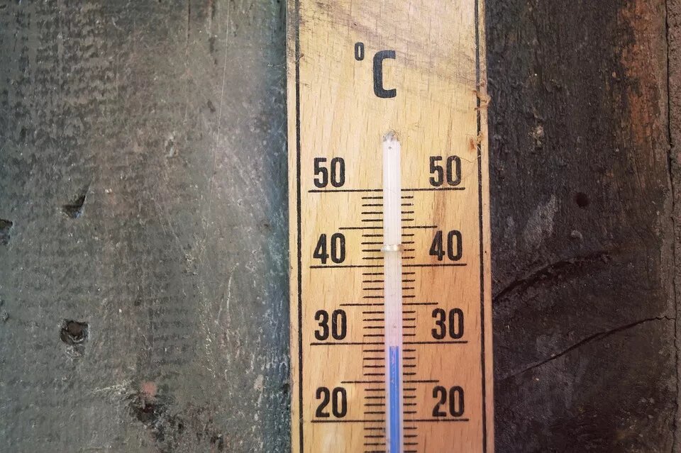 The difference between 1,5 and 2 degrees global warming is big in terms of the expected follow-up effects An old thermometer on a wooden wall